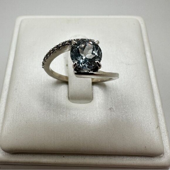 NWOT 4mm light blue topaz, round cut w/ accent cz diamonds ring in solid 925! - Picture 10 of 12